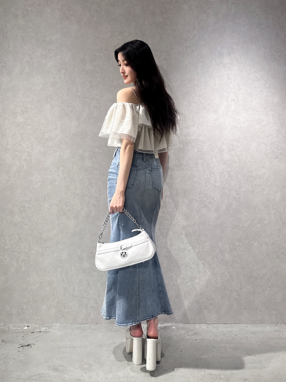 ベージュ系のシャツ/ブラウス、ブルー系のデニムスカート、ホワイト系のサンダルを着用したレディースの夏コーディネートの3枚目の写真