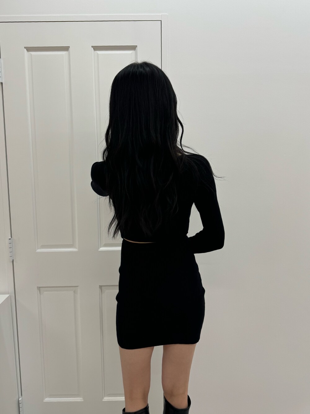 ブラック系のワンピース、ブラック系のブーツを着用したレディースの秋コーディネートの4枚目の写真