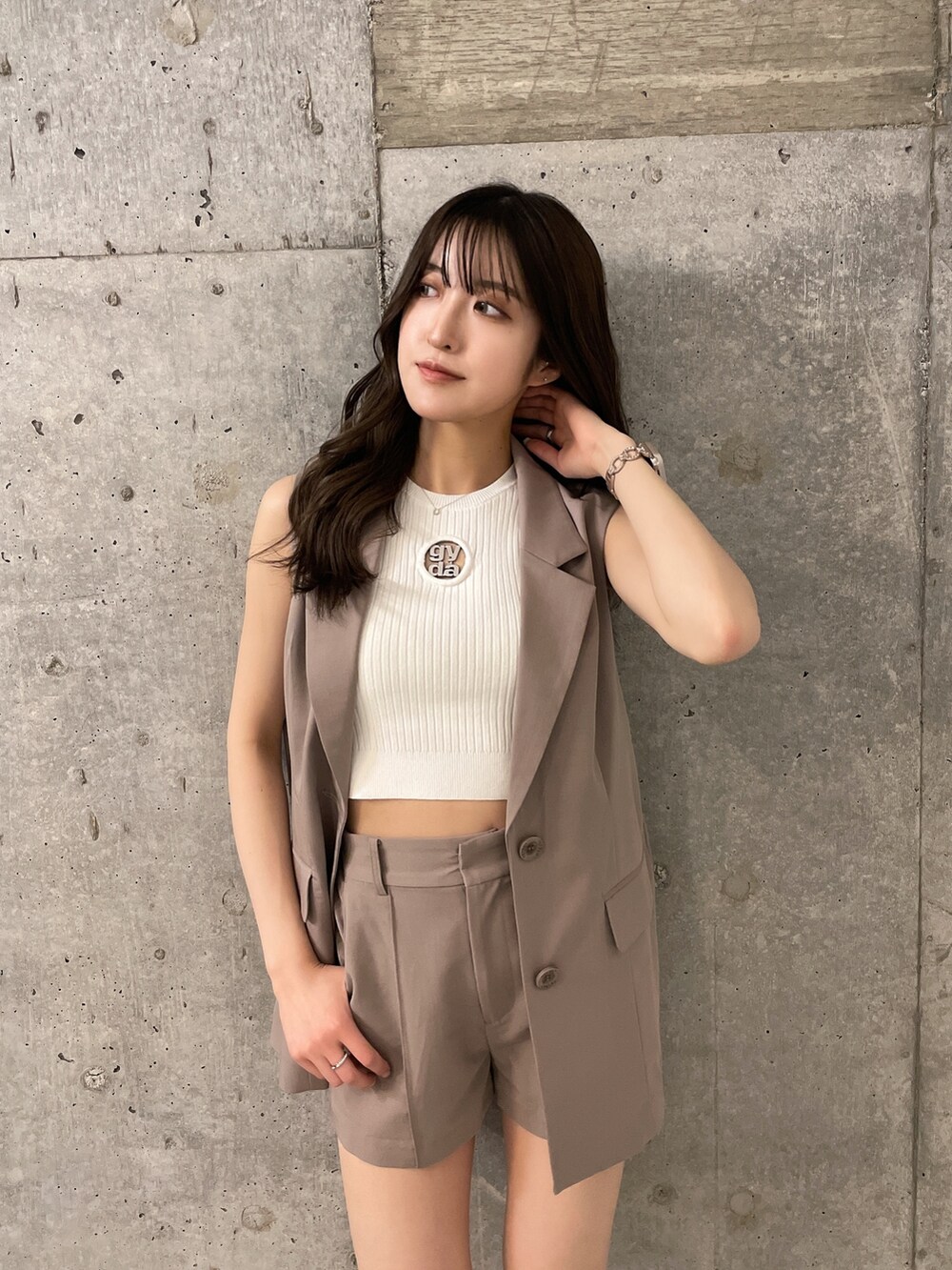 ホワイト系のブーツ、ベージュ系のその他パンツ、ホワイト系のチューブトップを着用したレディースの春コーディネートの3枚目の写真