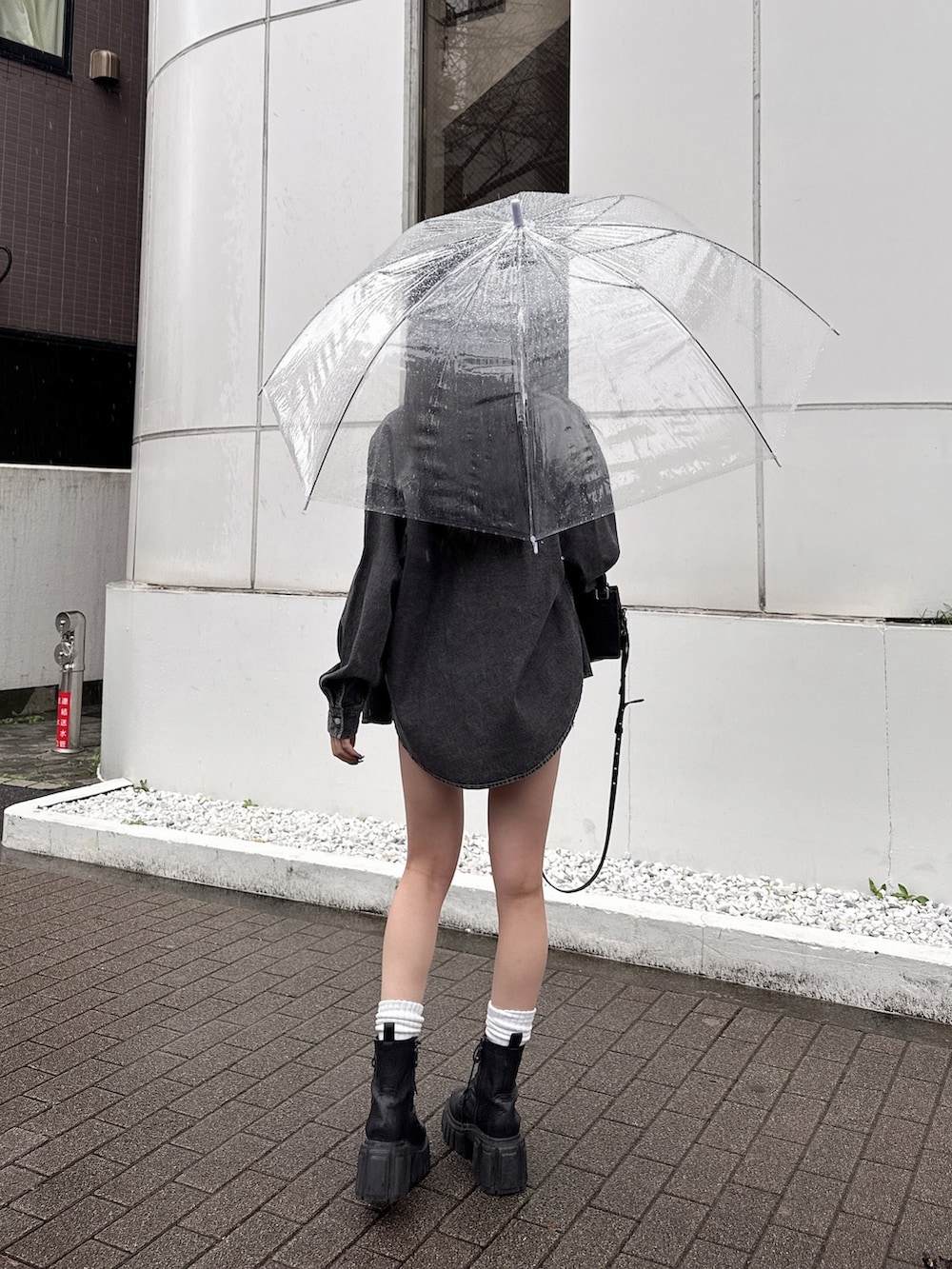 ブラック系のシャツ/ブラウス、ブラック系のデニムパンツ、ブラック系のTシャツ/カットソーを着用したレディースの春コーディネートの3枚目の写真