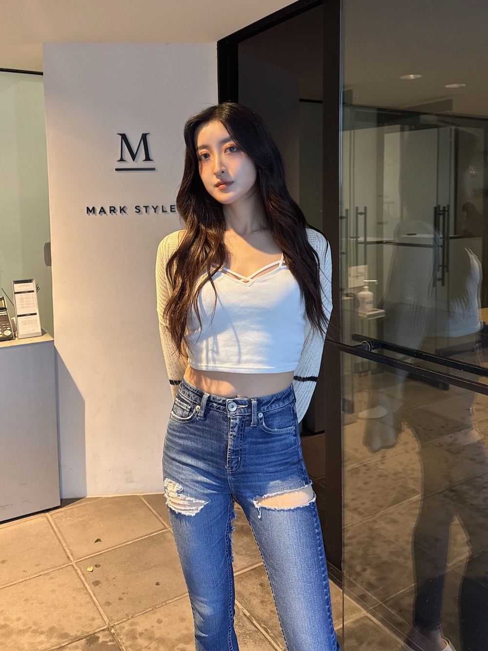 ブラック系のカーディガン/ボレロ、ホワイト系のキャミソール、ホワイト系のサンダルを着用したレディースの夏コーディネートの3枚目の写真