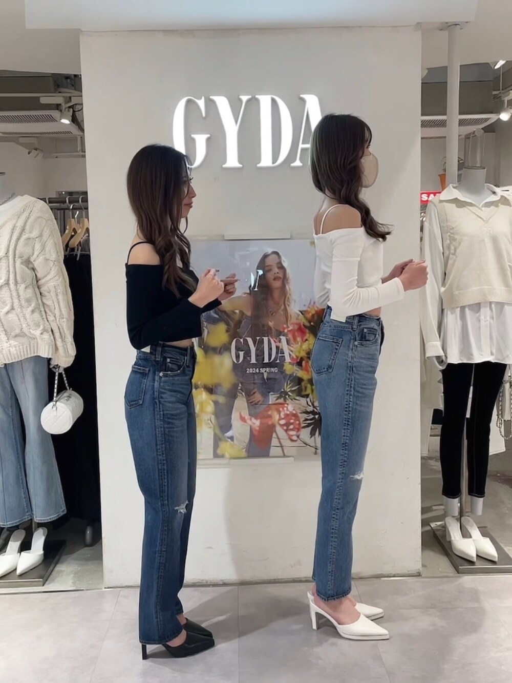 ホワイト系のTシャツ/カットソー、ブルー系のデニムパンツ、ホワイト系のパンプスを着用したレディースの春コーディネートの4枚目の写真