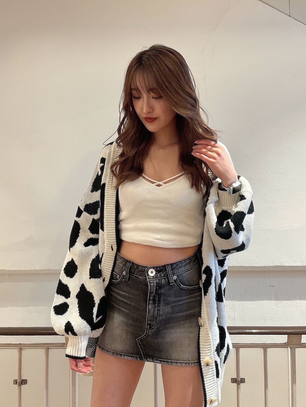 「GYDA、GYDAコーデ、デニムスカート、レオパード、カジュアルコーデ、カーディガン、カーディガンコーデ」｜「GYDAのGレオパードLOOSEニットカーディガン（カーディガン/ボレロ、ホワイト系）」を使った、maiさん（レディース・167cm）の春コーディネートの3枚目の写真