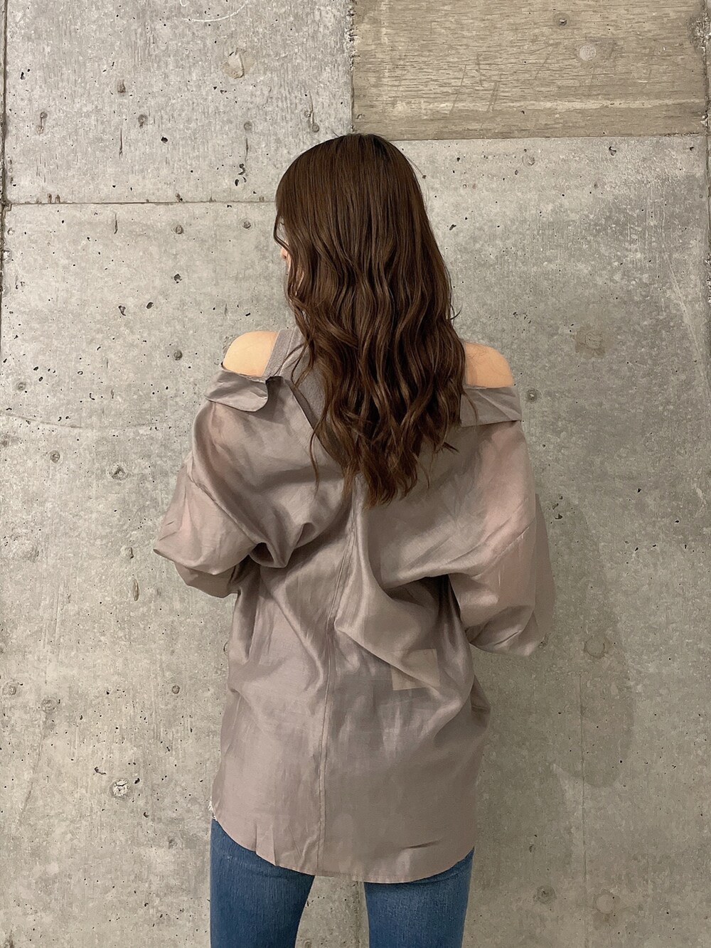 ベージュ系のシャツ/ブラウス、ブルー系のデニムパンツ、ホワイト系のパンプスを着用したレディースの春コーディネートの4枚目の写真