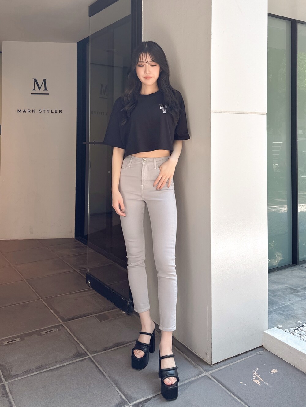ブラック系のTシャツ/カットソー、グレー系のその他パンツ、ブラック系のサンダルを着用したレディースの夏コーディネートの4枚目の写真