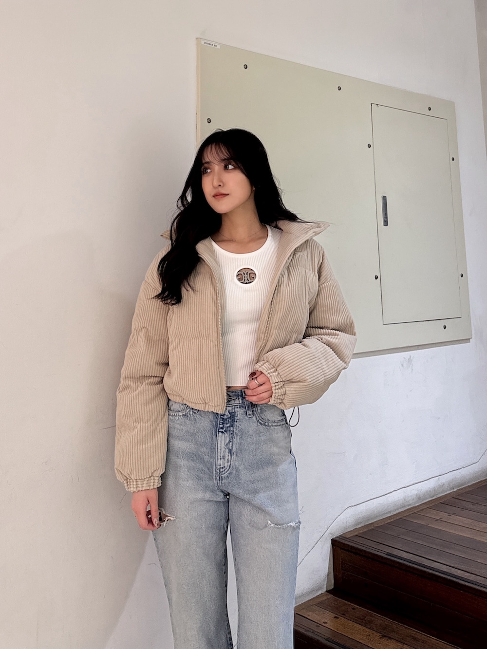 ホワイト系のニット/セーター、ブルー系のデニムパンツ、ベージュ系のブーツを着用したレディースの秋コーディネートの3枚目の写真