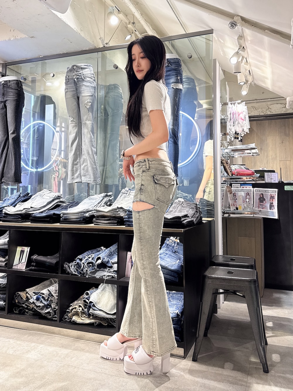 ホワイト系のTシャツ/カットソー、ブルー系のデニムパンツ、ホワイト系のサンダルを着用したレディースの夏コーディネートの2枚目の写真