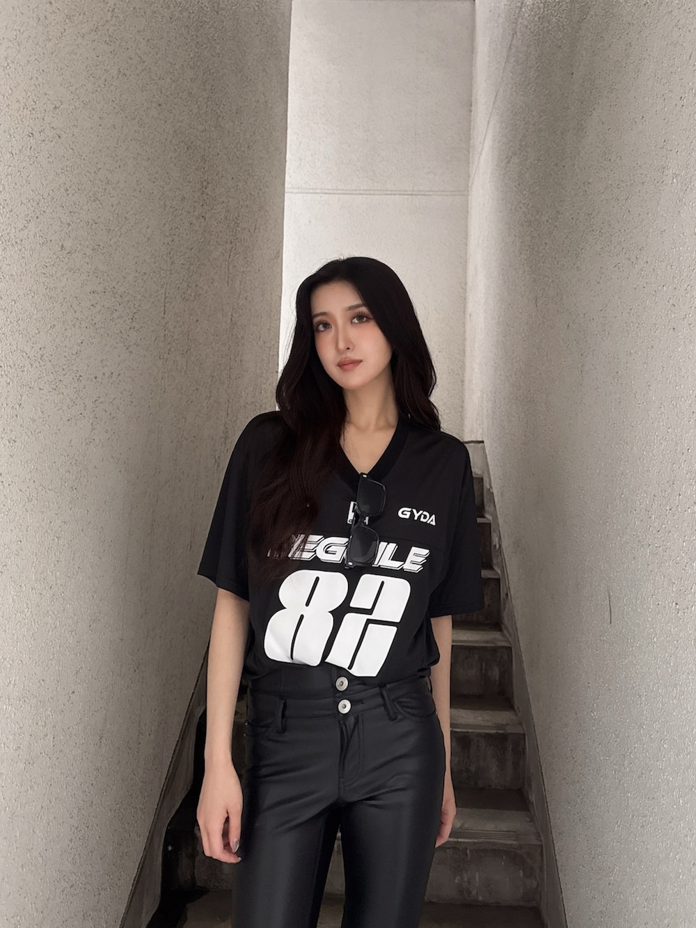 ブラック系のTシャツ/カットソー、ブラック系のその他パンツ、ホワイト系のサンダルを着用したレディースの夏コーディネートの2枚目の写真