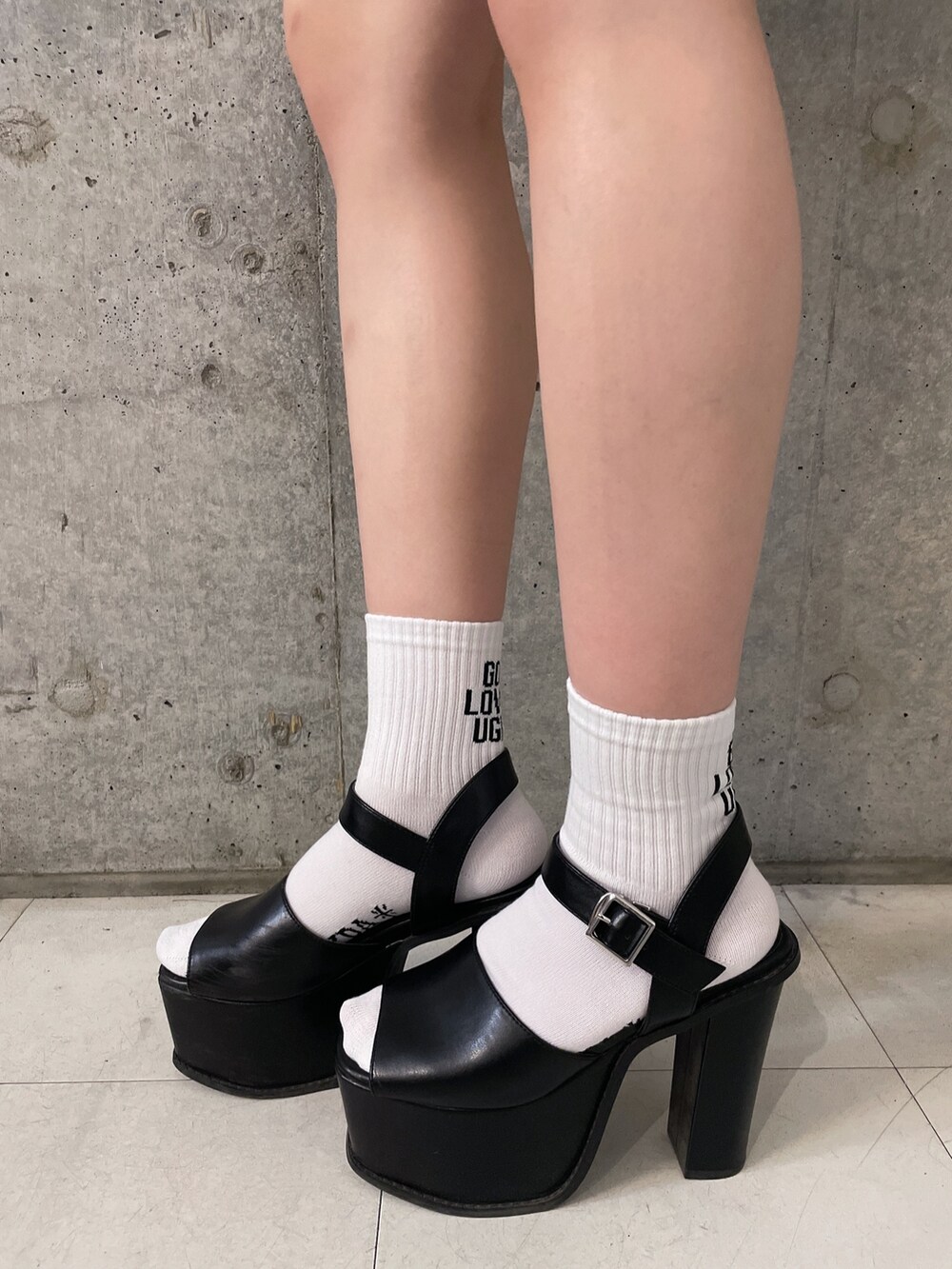 ホワイト系のTシャツ/カットソー、ブルー系のデニムパンツ、ブラック系のサンダルを着用したレディースの春コーディネートの6枚目の写真