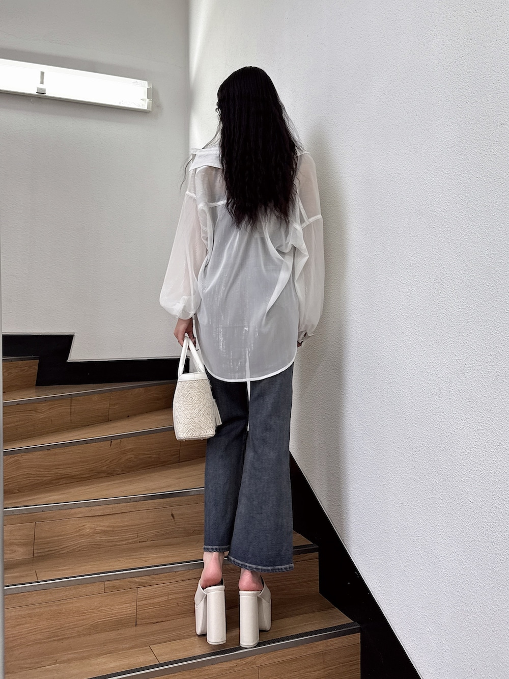 ホワイト系のシャツ/ブラウス、ブルー系のつなぎ/オールインワン、ホワイト系のサンダルを着用したレディースの春コーディネートの3枚目の写真