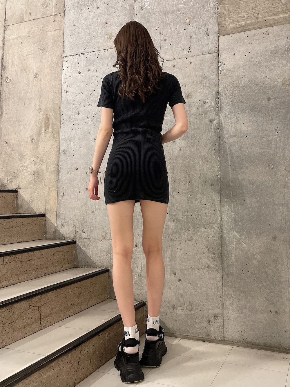 ブラック系のワンピース、ブラック系のサンダル、ホワイト系のソックス/靴下を着用したレディースの春コーディネートの3枚目の写真
