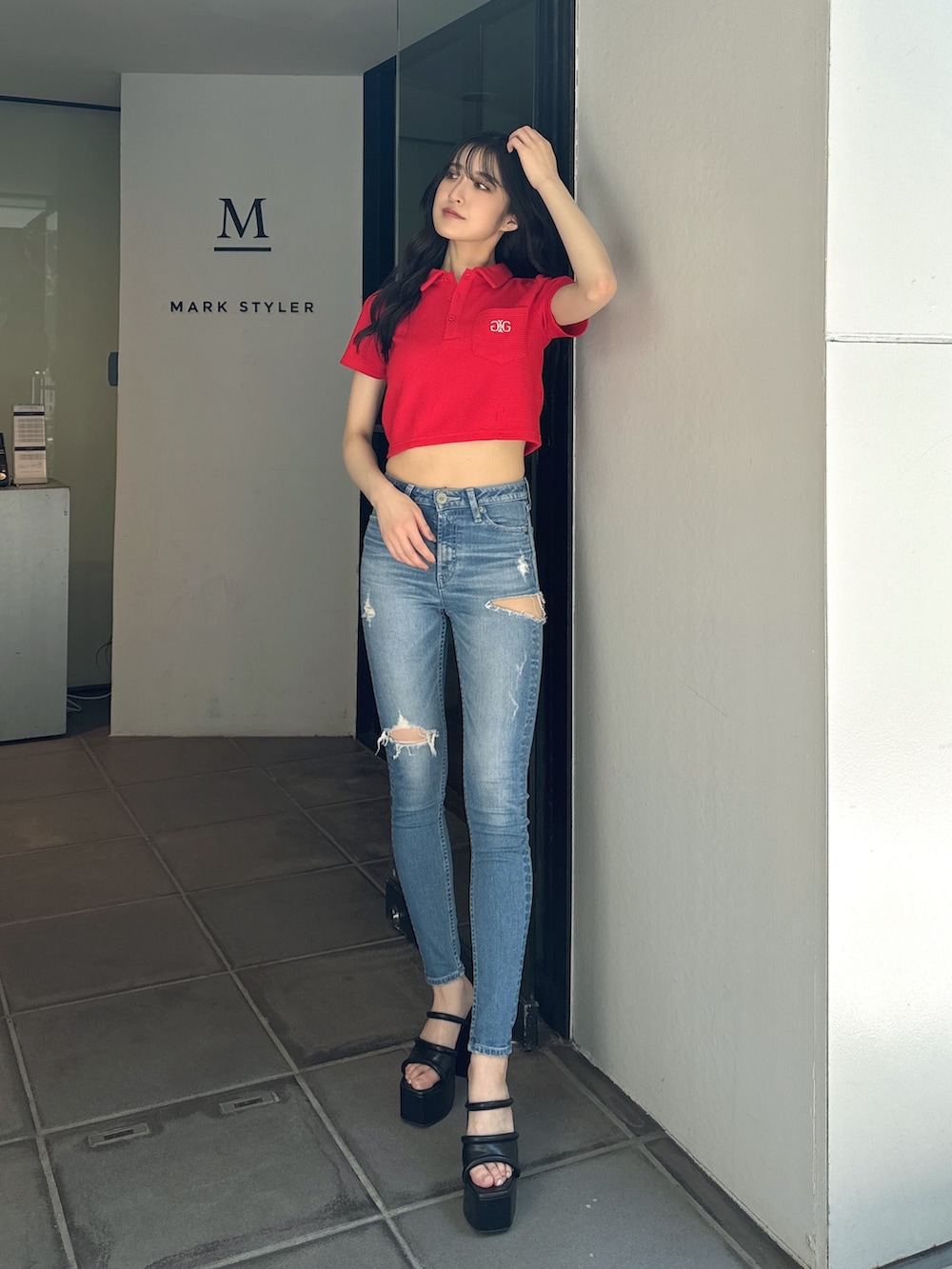 レッド系のTシャツ/カットソー、ブルー系のデニムパンツ、ブラック系のサンダルを着用したレディースの夏コーディネートの2枚目の写真