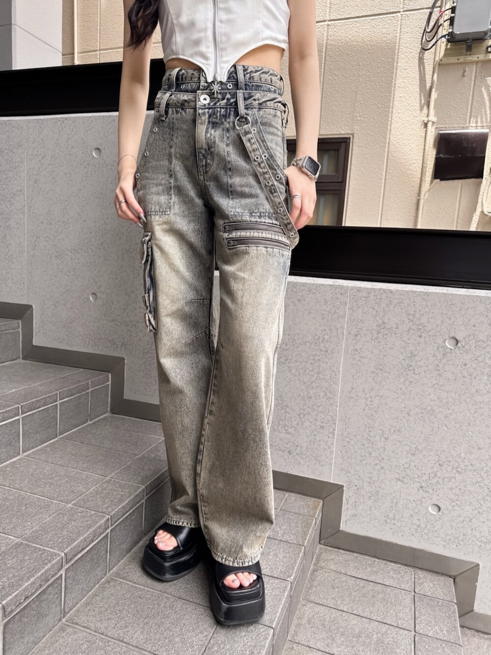 ブルー系のデニムパンツ、ホワイト系のシャツ/ブラウスを着用したレディースの夏コーディネートの7枚目の写真