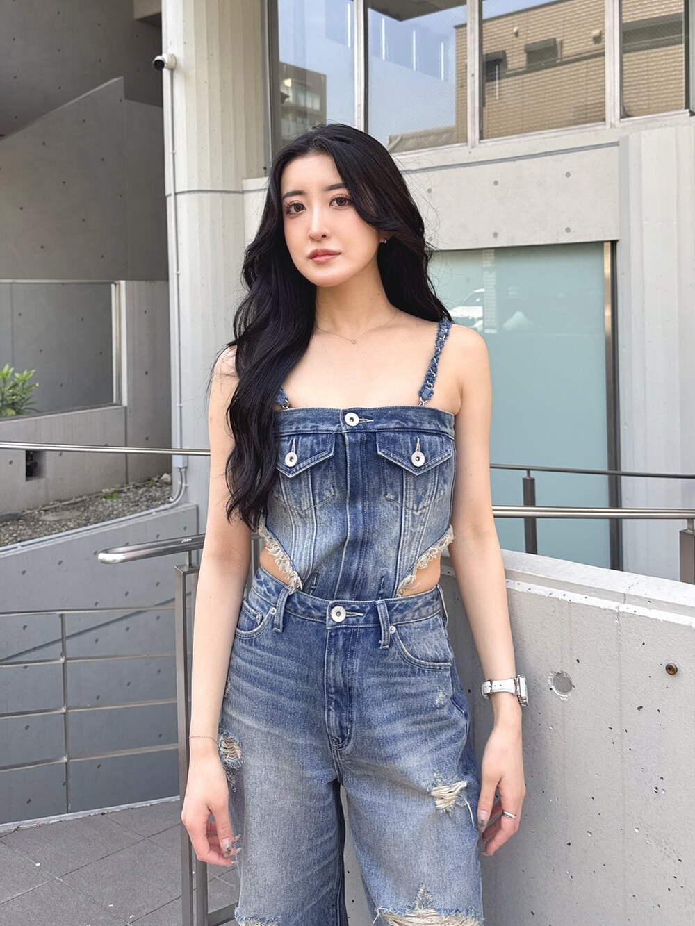 ブルー系のつなぎ/オールインワン、ブラック系のスニーカーを着用したレディースの春コーディネートの3枚目の写真