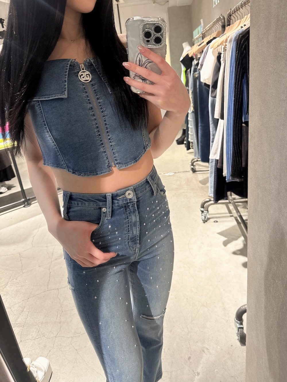 ブルー系のデニムパンツ、ブルー系のTシャツ/カットソー、ホワイト系のパンプスを着用したレディースの冬コーディネートの3枚目の写真