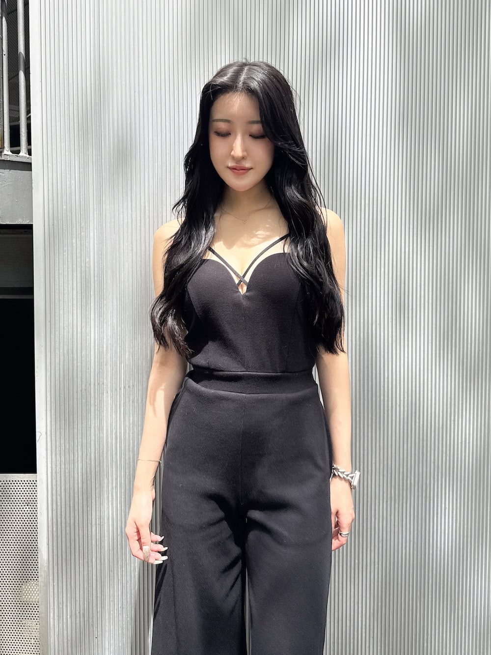 ブラック系のつなぎ/オールインワン、シルバー系のパンプスを着用したレディースの夏コーディネートの4枚目の写真