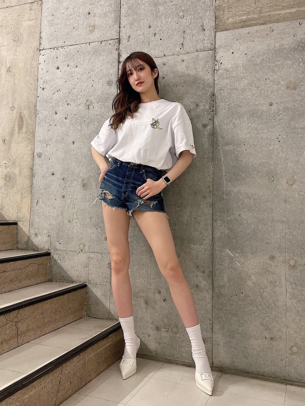 ホワイト系のTシャツ/カットソー、ブルー系のデニムパンツ、ホワイト系のパンプスを着用したレディースの春コーディネートの2枚目の写真