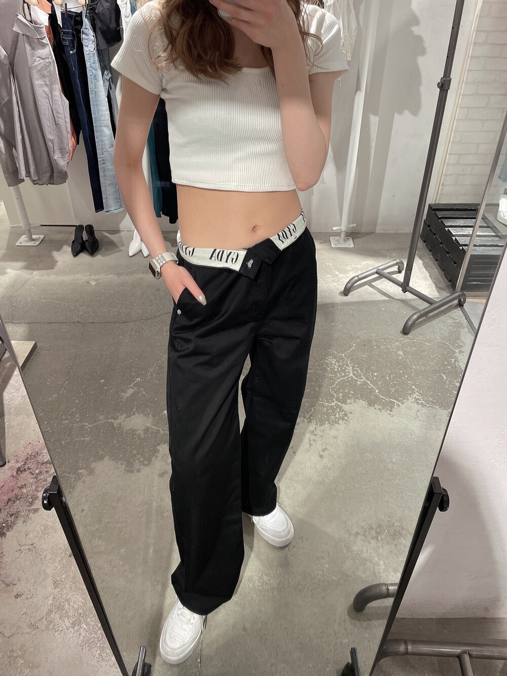 ホワイト系のTシャツ/カットソー、ブラック系のその他パンツを着用したレディースの春コーディネートの2枚目の写真