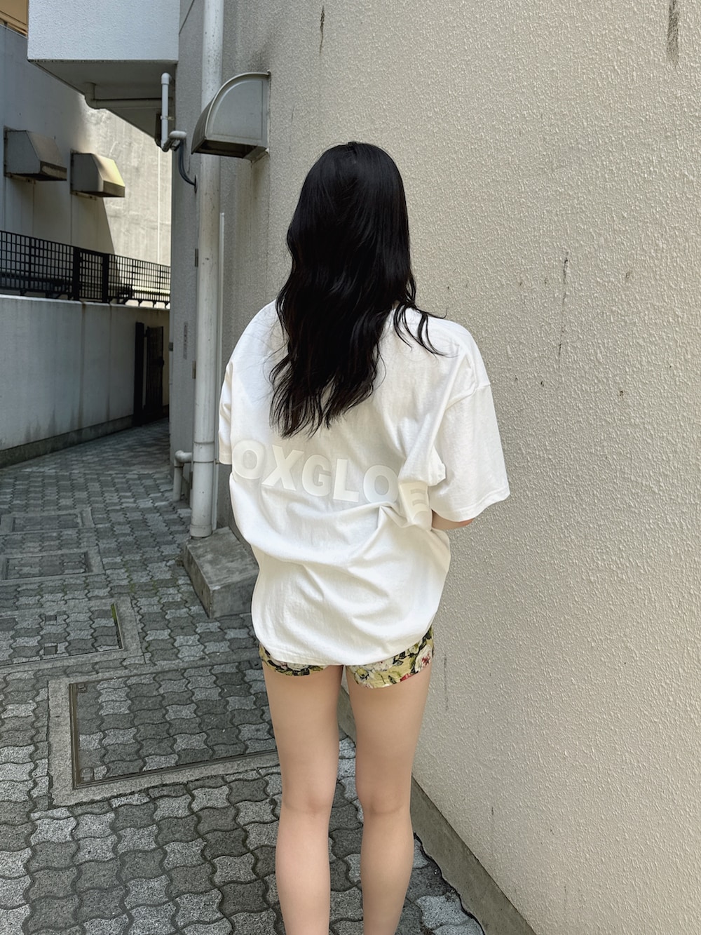ホワイト系のTシャツ/カットソー、その他のその他パンツ、ホワイト系のサンダルを着用したレディースの夏コーディネートの4枚目の写真