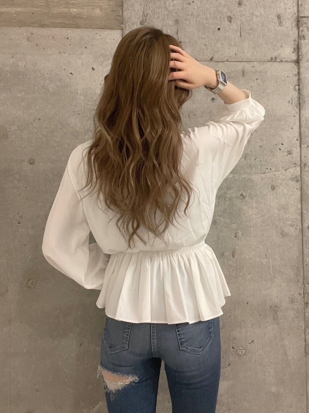 ブルー系のデニムパンツ、ホワイト系のシャツ/ブラウス、ホワイト系のパンプスを着用したレディースの冬コーディネートの6枚目の写真