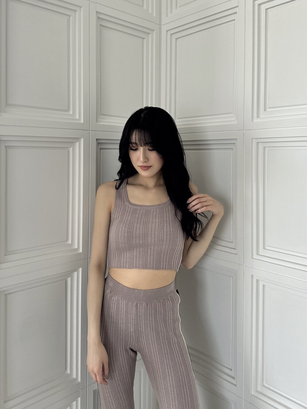 ピンク系のニット/セーター、ピンク系のその他パンツ、ホワイト系のサンダルを着用したレディースの夏コーディネートの3枚目の写真