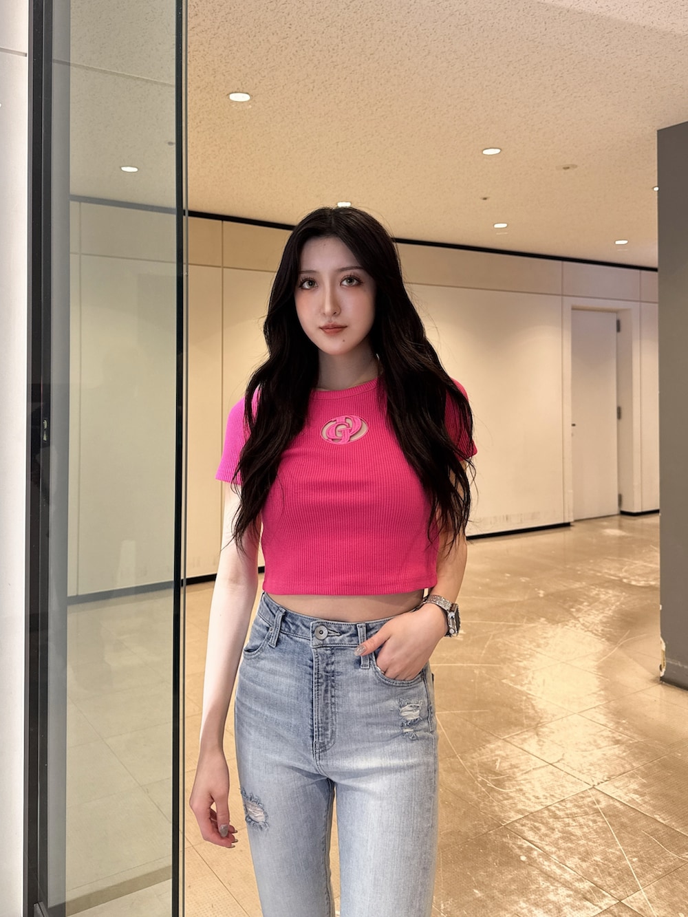 ピンク系のTシャツ/カットソー、ブルー系のデニムパンツ、ホワイト系のサンダルを着用したレディースの春コーディネートの2枚目の写真