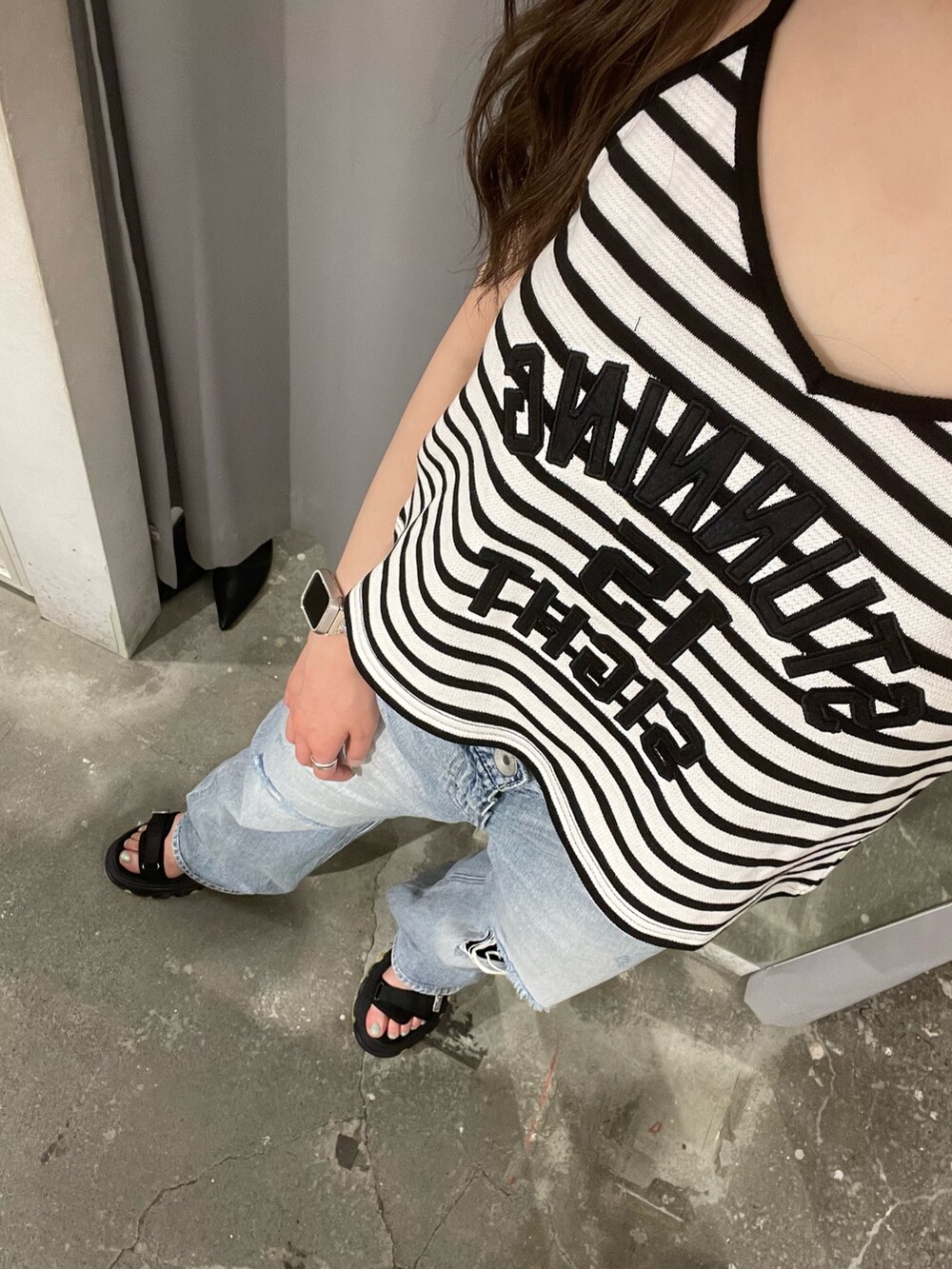 その他のキャミソール、ブルー系のデニムパンツ、ブラック系のサンダルを着用したレディースの春コーディネートの3枚目の写真