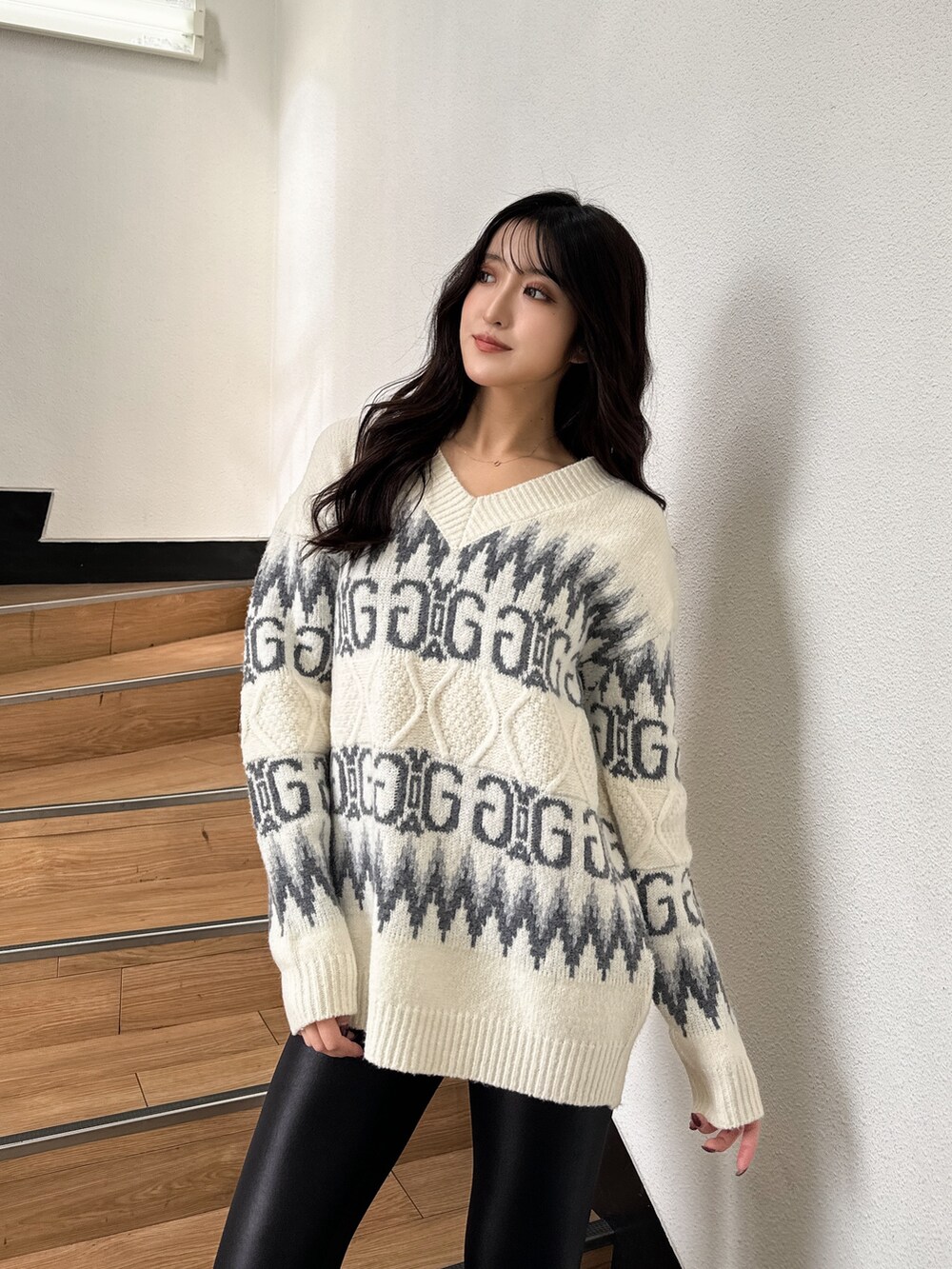 ホワイト系のニット/セーター、ブラック系のその他パンツ、ブラック系のパンプスを着用したレディースの冬コーディネートの3枚目の写真