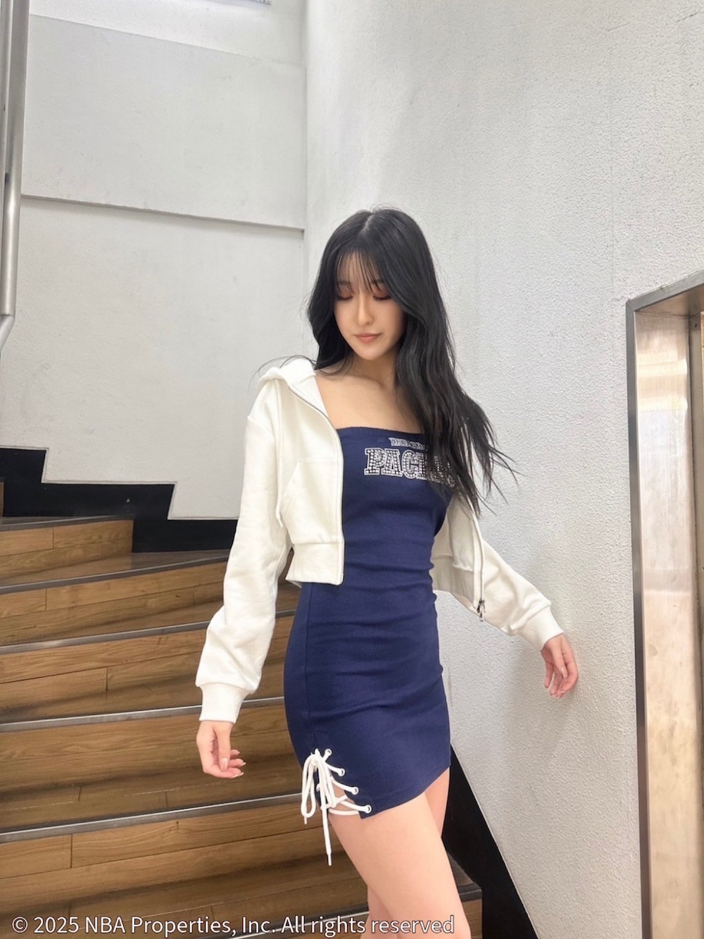 ブルー系のワンピース、ホワイト系のパーカー、ホワイト系のサンダルを着用したレディースの夏コーディネートの5枚目の写真