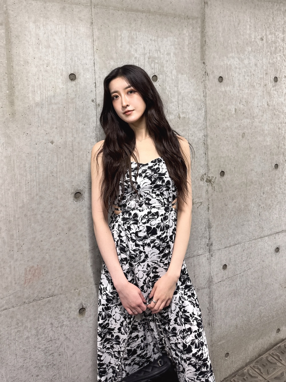 ブラック系のサンダル、その他のワンピース、ブラック系のハンドバッグを着用したレディースの夏コーディネートの4枚目の写真