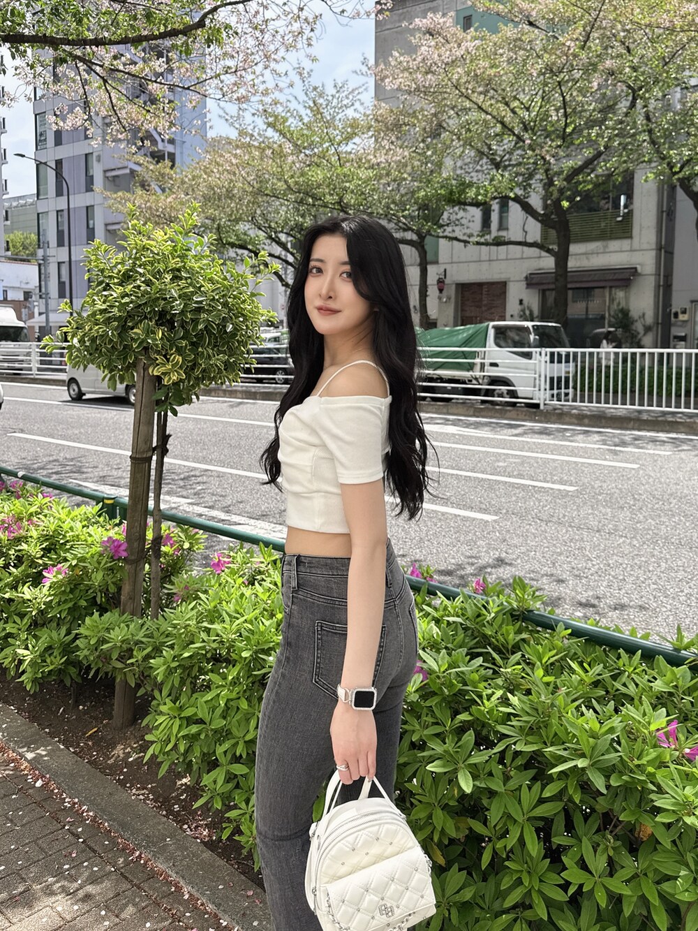 ホワイト系のTシャツ/カットソー、ホワイト系のバックパック/リュック、ホワイト系のサンダルを着用したレディースの春コーディネートの2枚目の写真