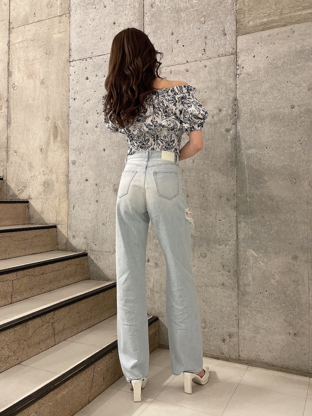 その他のシャツ/ブラウス、ブルー系のデニムパンツ、ホワイト系のパンプスを着用したレディースの春コーディネートの2枚目の写真