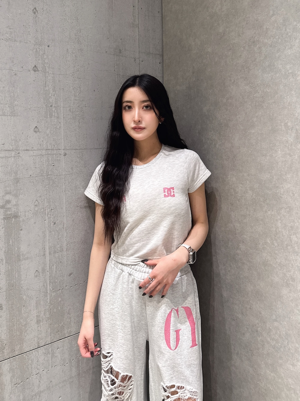 グレー系のTシャツ/カットソー、グレー系のスウェットパンツを着用したレディースの春コーディネートの2枚目の写真