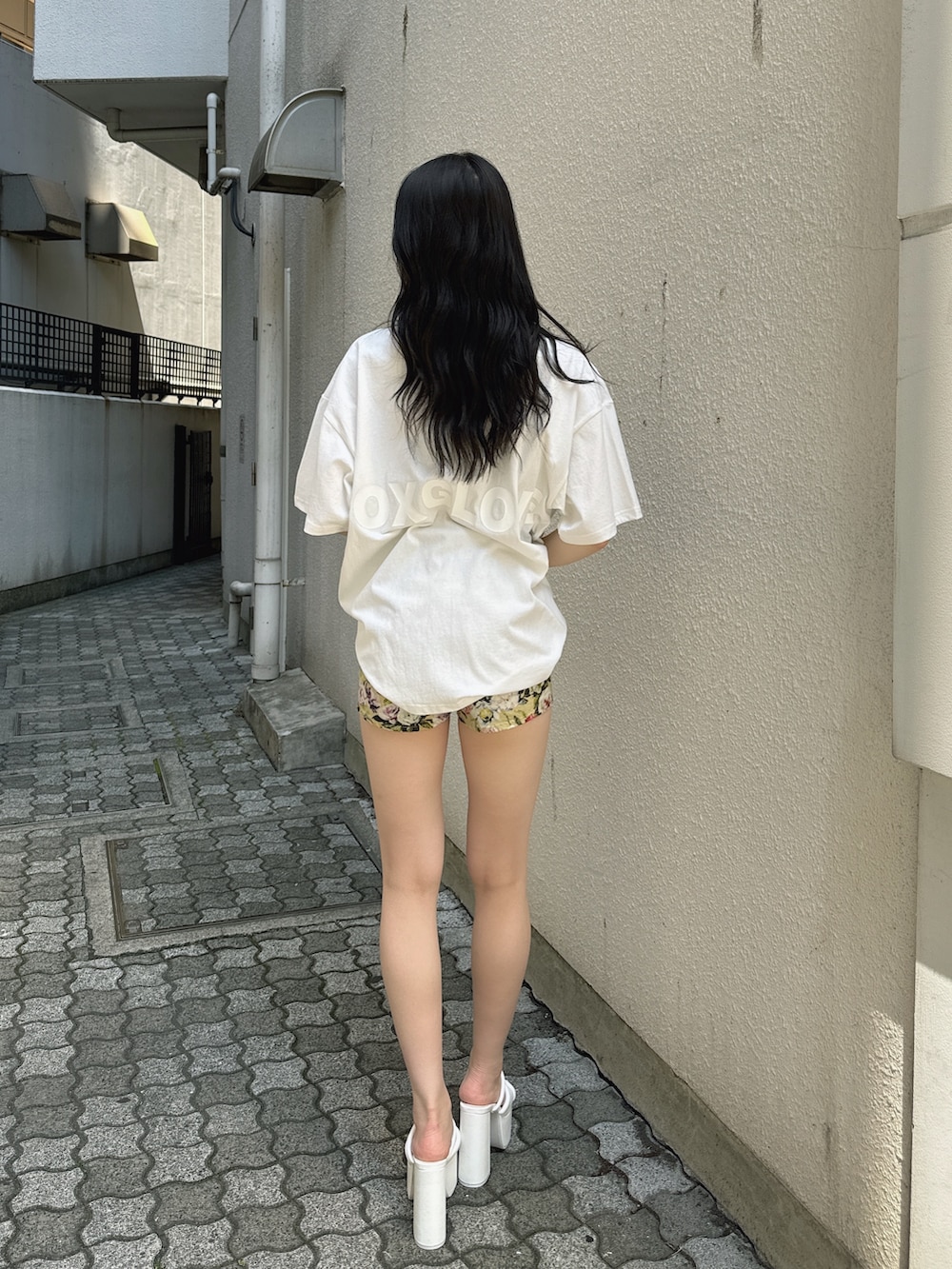 ホワイト系のTシャツ/カットソー、その他のその他パンツ、ホワイト系のサンダルを着用したレディースの夏コーディネートの3枚目の写真