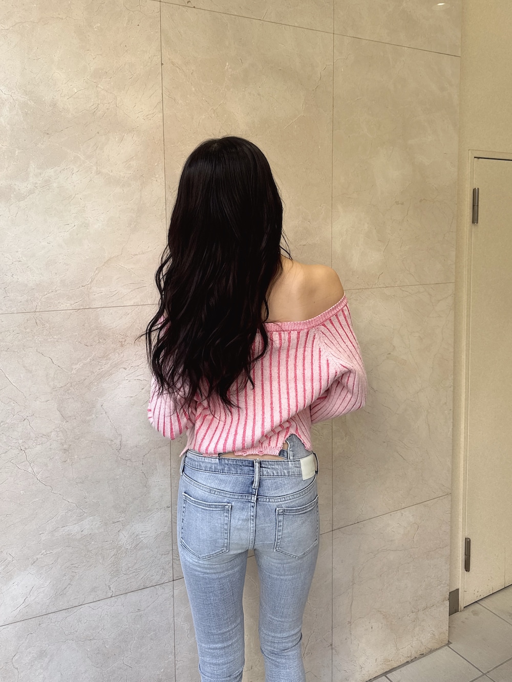 ホワイト系のパンプス、ブルー系のデニムパンツ、ピンク系のニット/セーターを着用したレディースの冬コーディネートの4枚目の写真