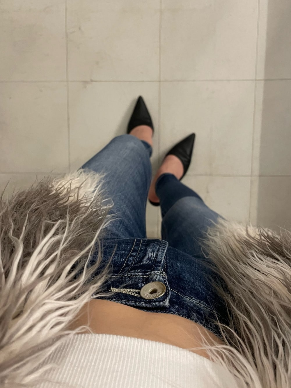 ホワイト系のTシャツ/カットソー、その他のベスト、ブルー系のデニムパンツを着用したレディースの秋コーディネートの5枚目の写真