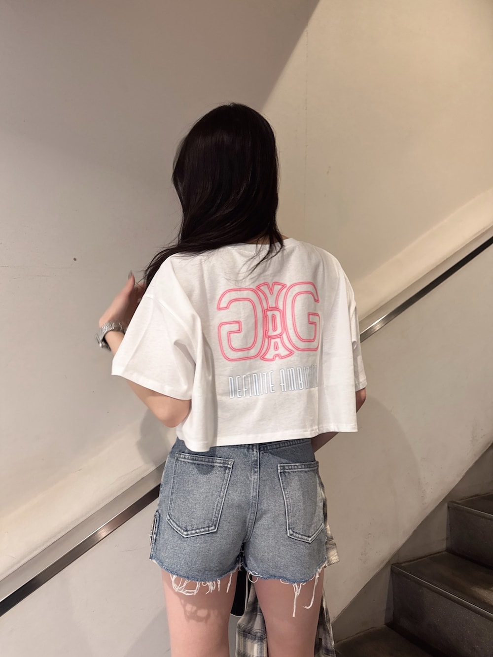 ホワイト系のTシャツ/カットソー、ブルー系のデニムパンツ、ホワイト系のシャツ/ブラウスを着用したレディースの夏コーディネートの3枚目の写真