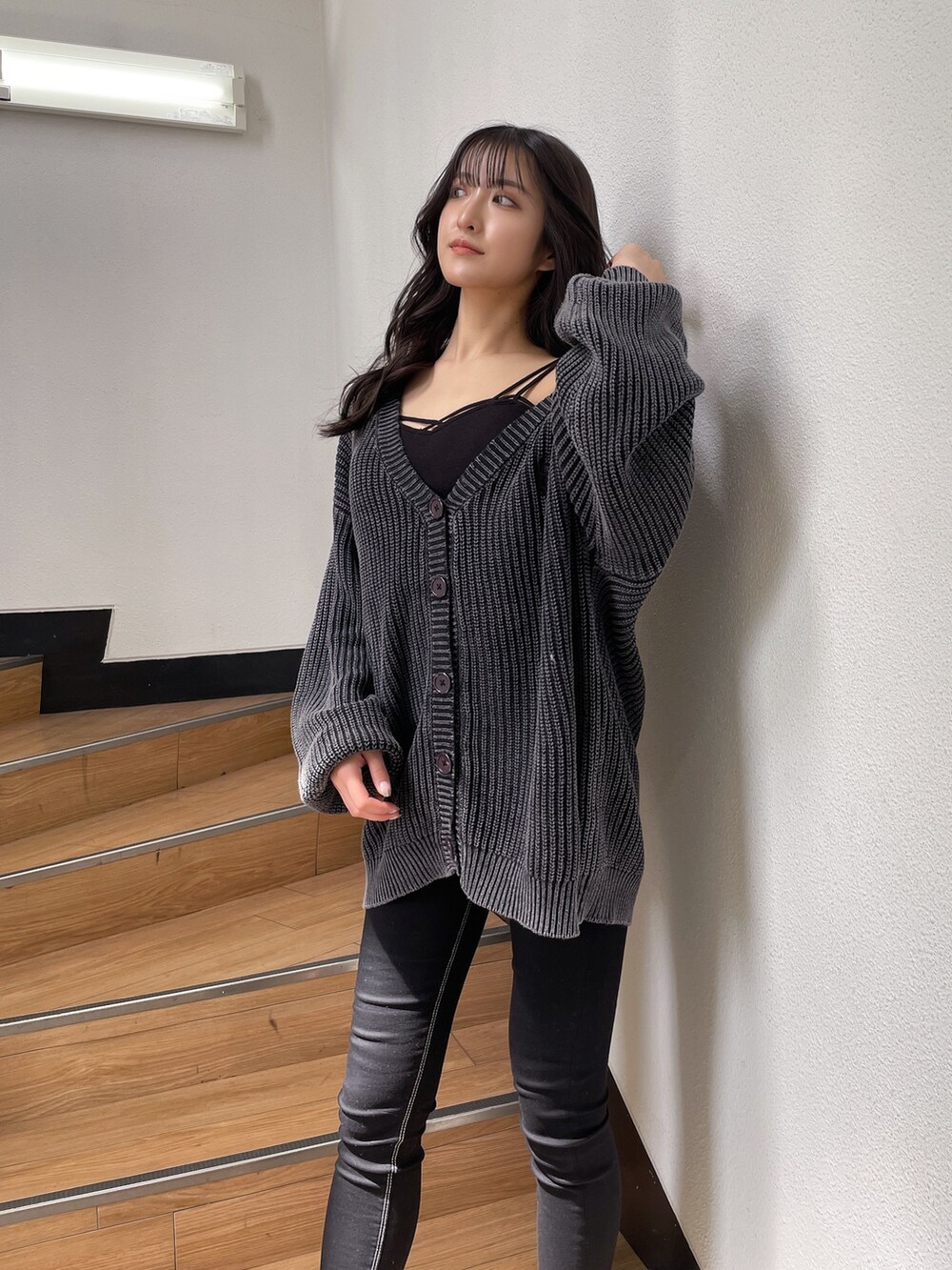 グレー系のカーディガン/ボレロ、ブラック系のキャミソール、ブラック系のデニムパンツを着用したレディースの夏コーディネートの2枚目の写真