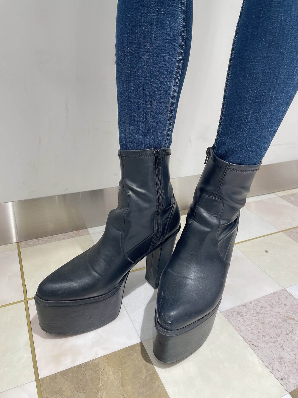 パープル系のニット/セーター、ブルー系のデニムパンツ、ブラック系のブーツを着用したレディースの冬コーディネートの8枚目の写真