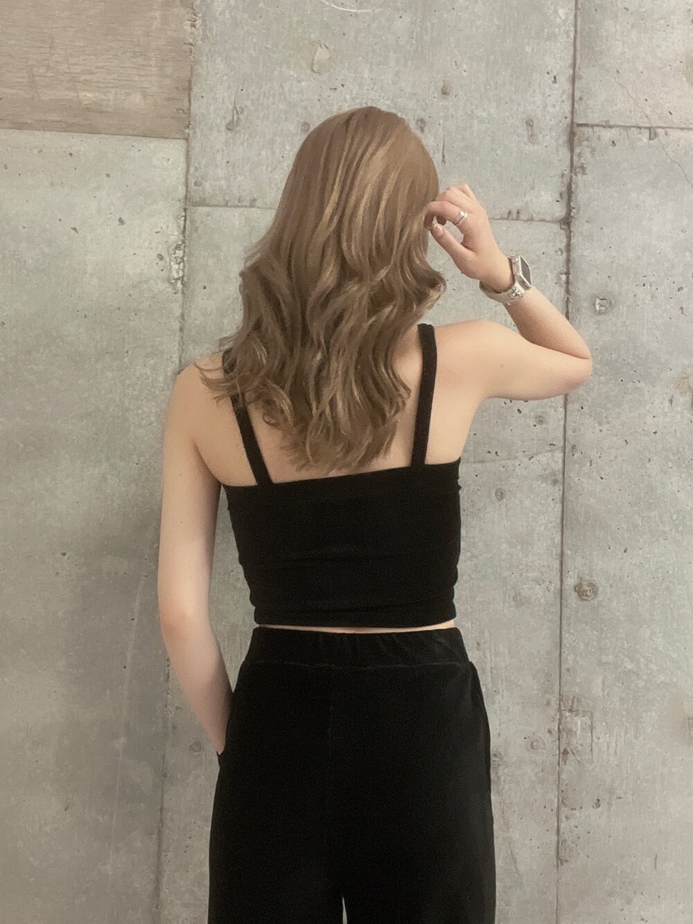 ブラック系のキャミソール、ブラック系のスウェットパンツ、ホワイト系のサンダルを着用したレディースの夏コーディネートの5枚目の写真