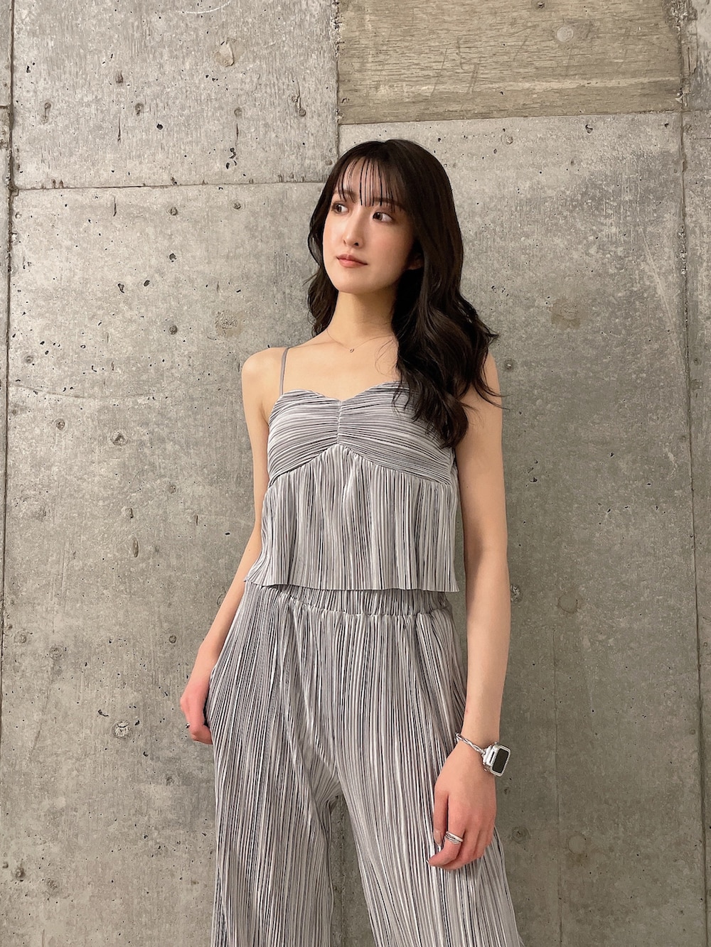 グレー系のキャミソール、グレー系のその他パンツ、ホワイト系のパンプスを着用したレディースの春コーディネートの2枚目の写真