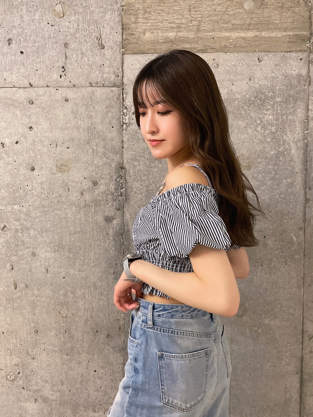 その他のシャツ/ブラウス、ブルー系のデニムスカート、ホワイト系のパンプスを着用したレディースの春コーディネートの5枚目の写真