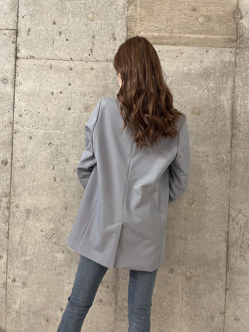 ブルー系のテーラードジャケット、ホワイト系のTシャツ/カットソー、ブルー系のデニムパンツを着用したレディースの春コーディネートの4枚目の写真