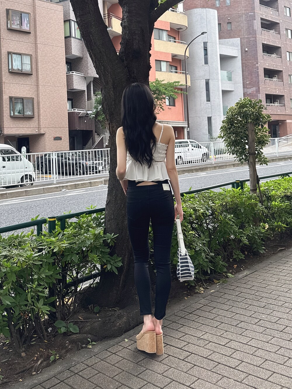 ホワイト系のシャツ/ブラウス、ブラック系のデニムパンツ、ベージュ系のサンダルを着用したレディースの夏コーディネートの3枚目の写真