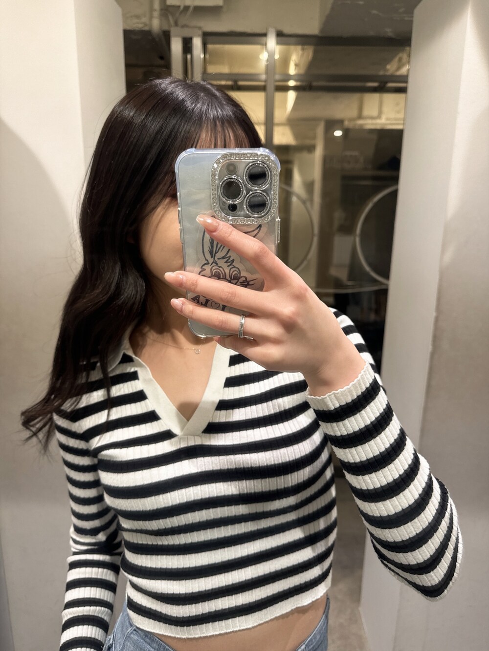 その他のニット/セーター、ブルー系のデニムパンツ、ホワイト系のパンプスを着用したレディースの冬コーディネートの3枚目の写真
