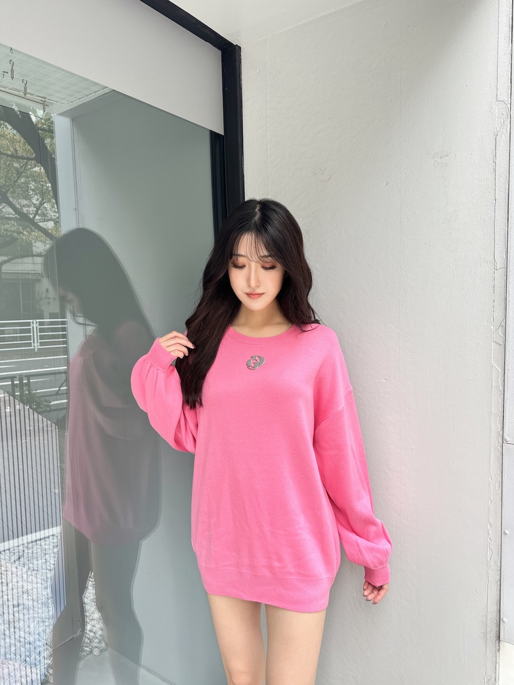 ピンク系のニット/セーター、ホワイト系のスカートを着用したレディースの冬コーディネートの3枚目の写真