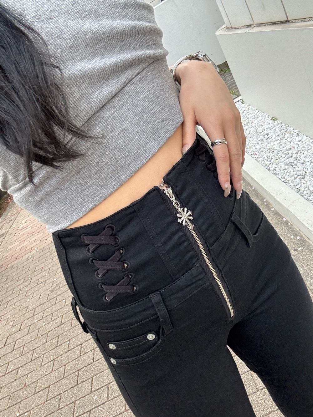 グレー系のTシャツ/カットソー、ブラック系のサンダル、ブラック系のデニムパンツを着用したレディースの春コーディネートの4枚目の写真