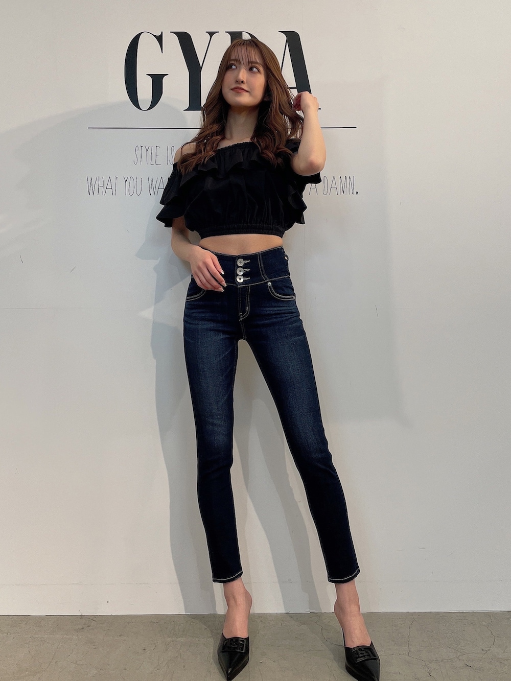 「GYDA、gydaデニム、オフショル、オフショルブラウス、デニム、デニムパンツ、デニムコーデ、スキニーデニム、スキニー、春夏コーデ、春服、モノトーンコーデ、きれいめカジュアル、カジュアル、カジュアルコーデ」｜「GYDAのフリルオフショルブラウス（シャツ/ブラウス、ブラック系）」を使った、maiさん（レディース・167cm）の春コーディネートの2枚目の写真