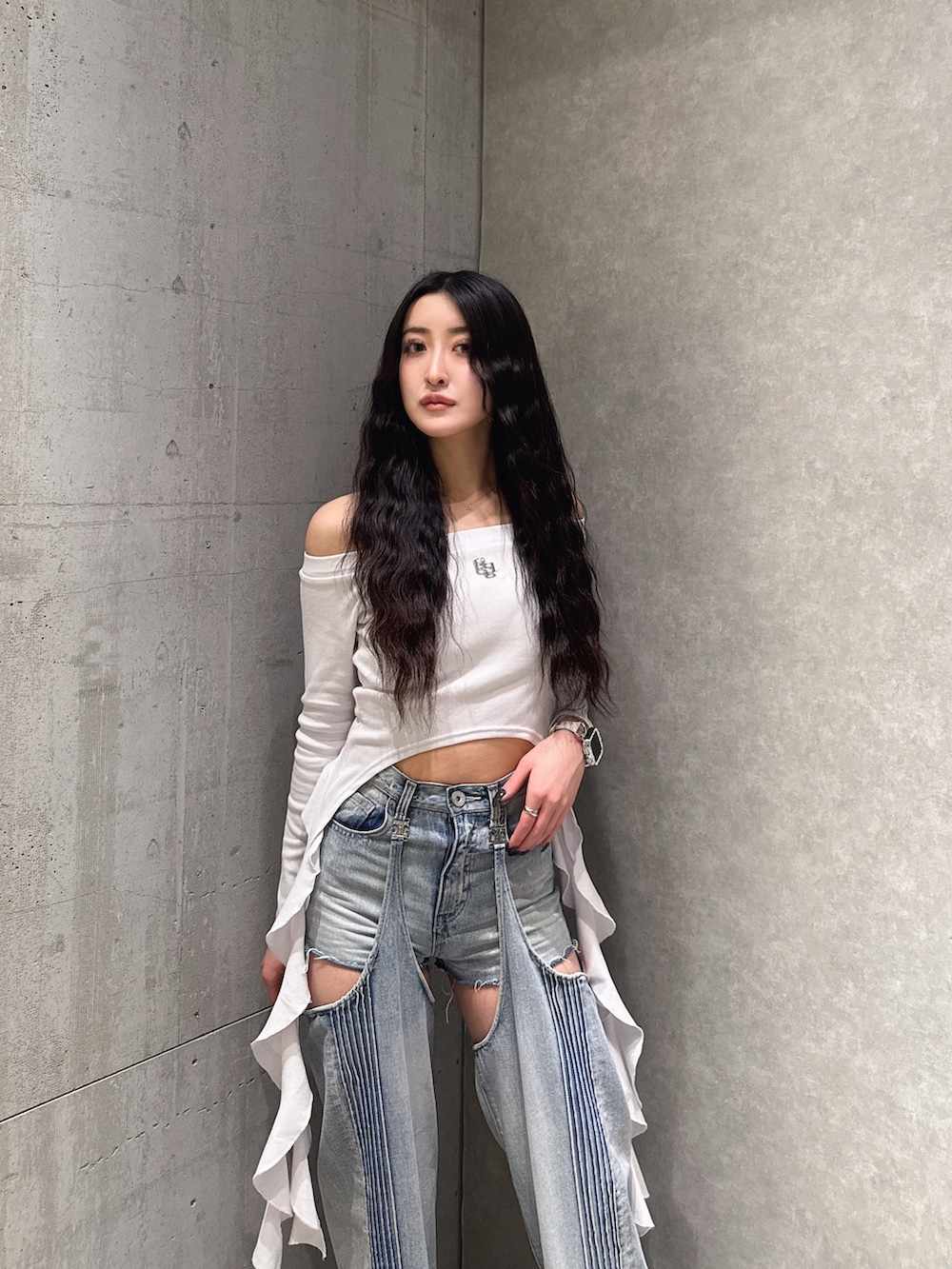 ホワイト系のTシャツ/カットソー、ブルー系のデニムパンツ、ホワイト系のサンダルを着用したレディースの春コーディネートの3枚目の写真