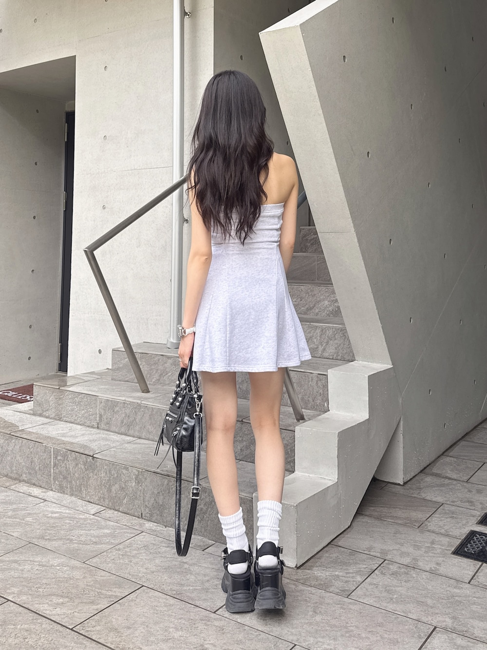グレー系のワンピースを着用したレディースの夏コーディネートの2枚目の写真